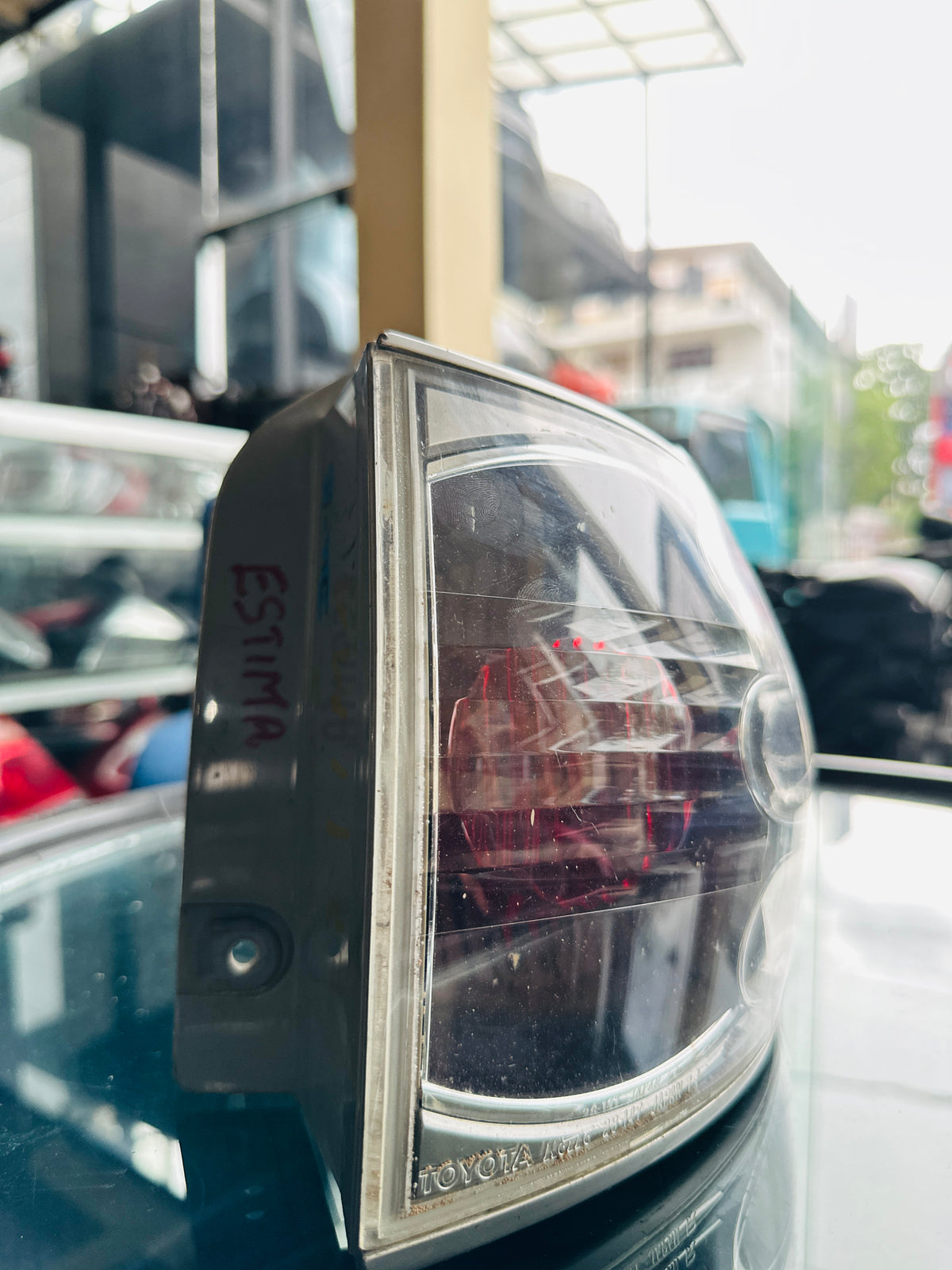 Toyota Estima ZA-AHR10W 2002 Tail Light - Right